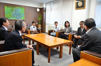 児童・顧問の先生らと歓談する様子