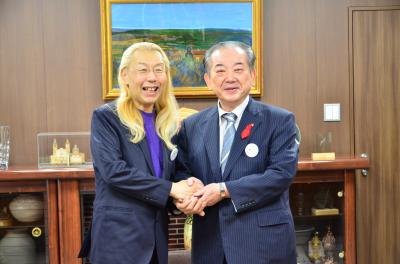 假屋崎省吾さん（左）と市長（右）