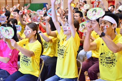 石川選手が勝利すると同級生らはハイタッチして喜んでいた。