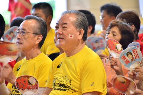 準々決勝で、石川選手の試合を見守る渡辺市長(右)と岩城教育長(左)