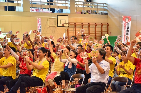 準決勝で、石川選手がシングルス2戦目でストレート勝ちすると、会場が歓喜に沸いた