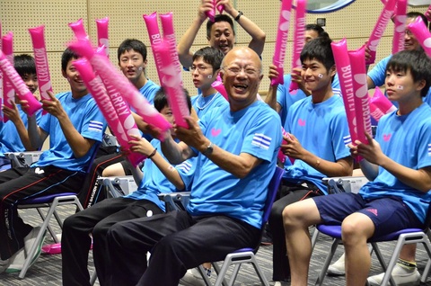 牛見理事長も卒業生の活躍に目を細めていた