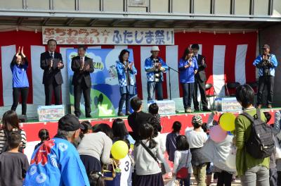 子ども達に「住もう家」をＰＲする「住もう家」会長と関係者