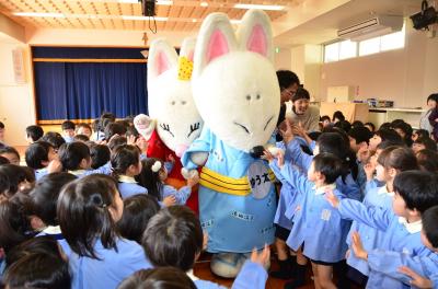 ゆう太くんゆう子ちゃんの帰り際を盛大に見送る園児らの様子