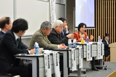 山口市の現状と生涯活躍できるまちづくりについて話す山口県立大学教授・アクティブシニア支援センター長の田中マキ子氏らの写真