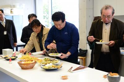 商品説明会で、天ぷらなどに「あいおの海老塩」をふりかけて食べる地元の方々