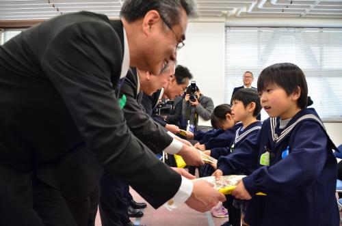 贈呈式で教育長らから贈呈を受ける園児たち