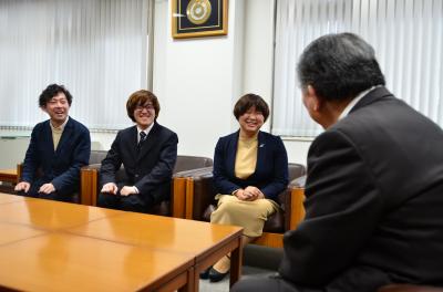 会場となる福島市音楽堂や本市出身の詩人中原中也について歓談するそうなそのメンバーと市長