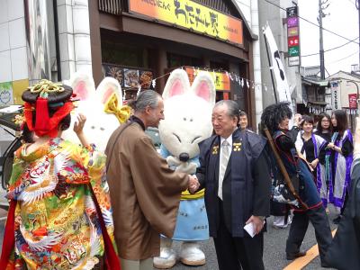 白狐まつりに参加した市長