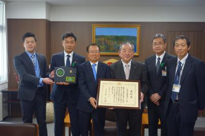 左から、交流センター主事、交流センター運営協議会会長、バクの会会長、市長、教育長、交流センター所長の集合写真