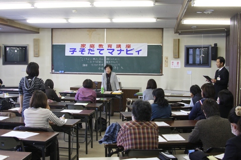 平成24年度　講座の様子「知育・絵本の読み聞かせ」