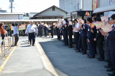 約100人の市職員が出迎えた