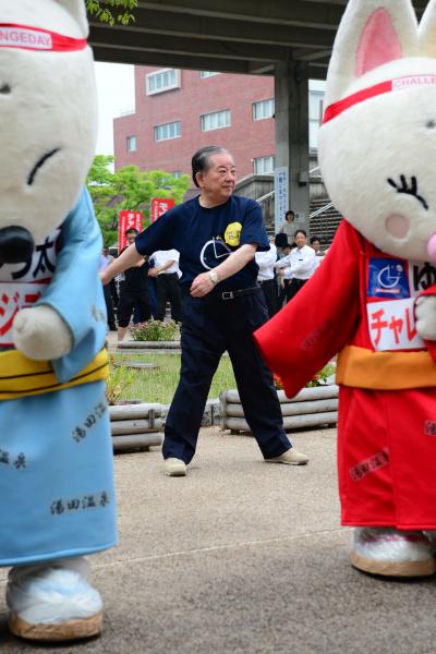 体操をする市長