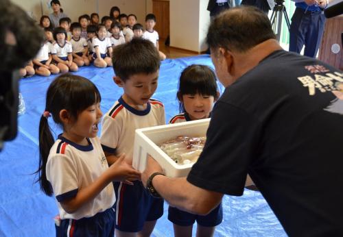 大内光輪保育園での贈呈の様子