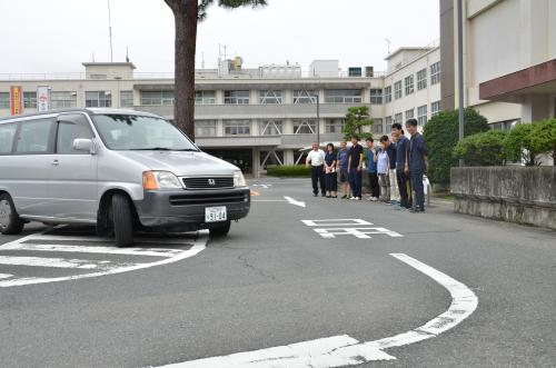 総社市へ出発する公用車と見送る副市長と職員