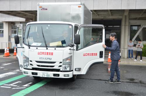 倉敷市へ出発する職員を激励する副市長