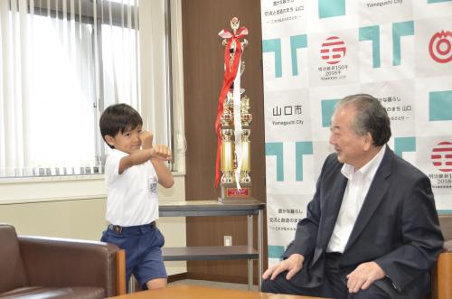 空手の型を見せる大津さん