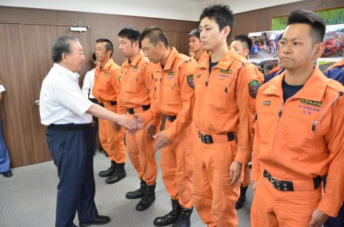 隊員をねぎらう市長