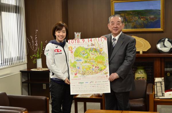 石川佳純選手とともに山口ゆめ花博ポスターを持っている様子