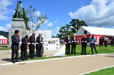 亀山公園山頂広場のリニューアルオープン記念式典でテープカットをする参列者