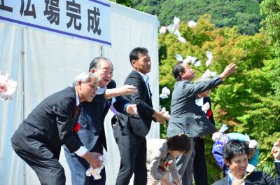 餅まきの様子。来園者に餅をまく参列者