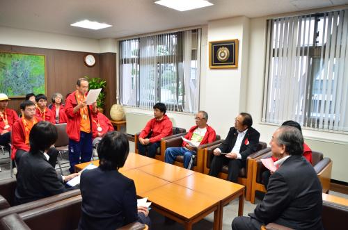 選手団を代表して挨拶する広本選手