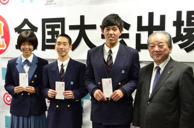 激励金を受け取った西京高校の男子女子駅伝部主将とサッカー部主将、市長