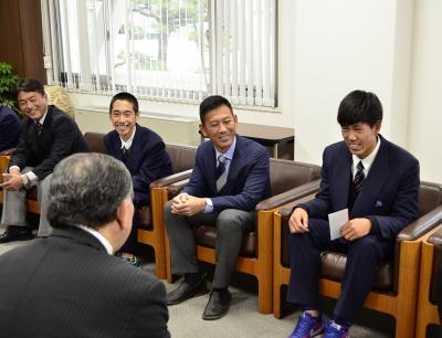 全国大会での抱負を述べるサッカー部主将の伊藤大貴さん（右端）とそれをきく市長（手前）