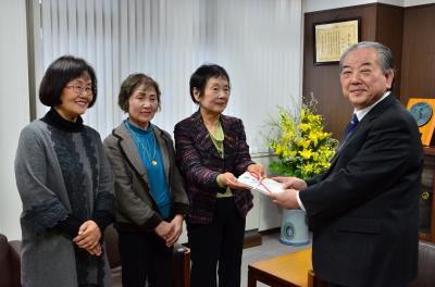 右から順に市長、目録を手渡す井上美代子さん、小田静子さん、野間弘子さん