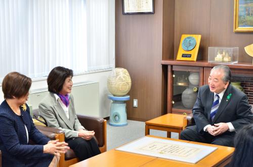 市長に受賞を報告する親鳩会の代表者