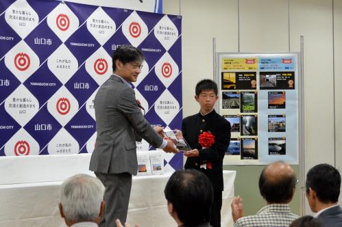 副市長（左）と小学生の部の大賞を受賞した藤本くん（右）