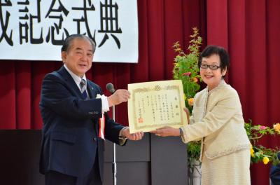 市長が小郡婦人会へ感謝状を贈る様子