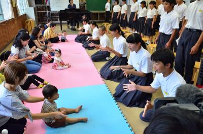 地域子育て支援講座「湯田中学校ひろば」で生徒が手遊びうたを披露する様子