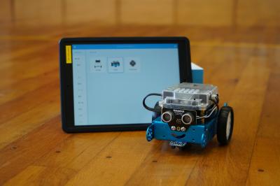 鋳銭司小学校で行われているプログラミング授業で使用されるプログラミングロボットとタブレット端末