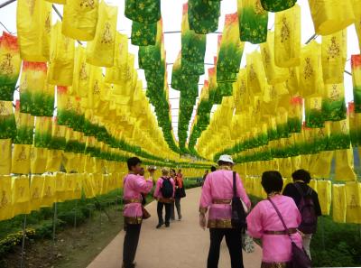 百済文化祭の会場を視察する訪問団