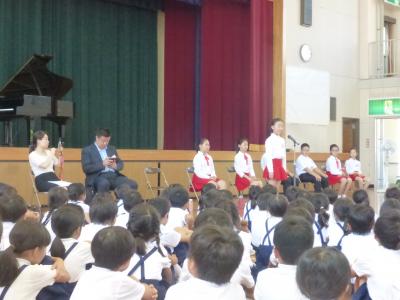 小郡南小学校での交流の様子