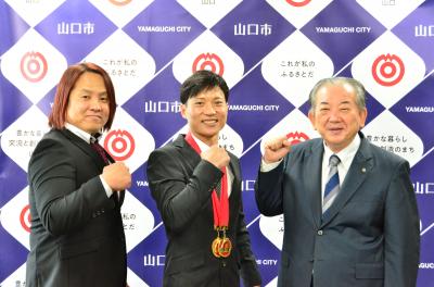 記念撮影をする左から吉松さん、宮本選手、市長