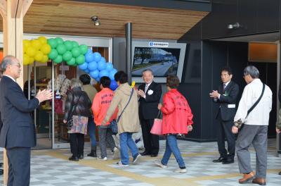 道の駅長門峡の来場者を出迎える市長