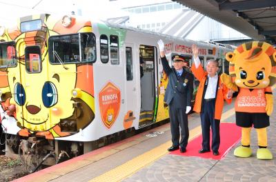 ＪＲ新山口駅を出発するラッピング列車