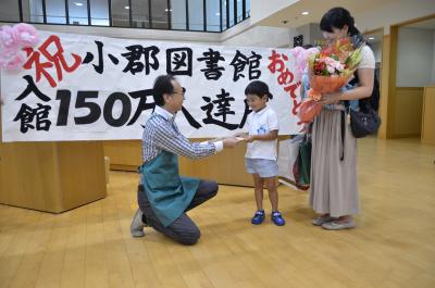 桶島小郡図書館長から記念品を受け取る田尻健太郎さん