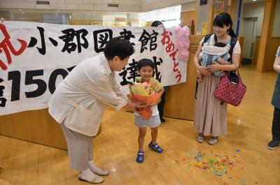 図書館友の会「鉢の子」代表者から花束を受け取る田尻健太郎さん