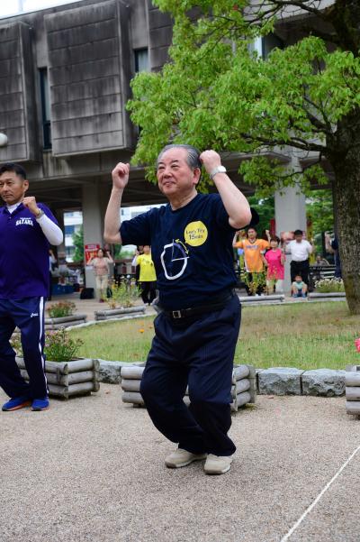 体操をする市長