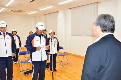 選手を代表し、市長に意気込みを語る菅憲一さん（中央）