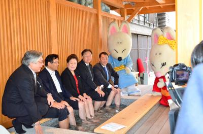 湯田温泉のマスコットキャラクターゆう太くん・ゆう子ちゃんと足湯を楽しむ式典出席者