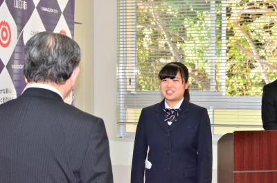 市長に意気込みを語る野田学園高3年の内藤美侑さん