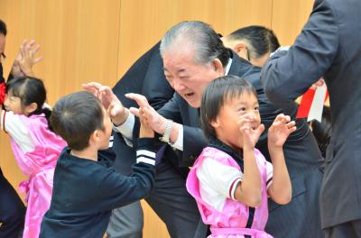 二島幼稚園の園児とダンスで交流し、笑顔を見せる市長
