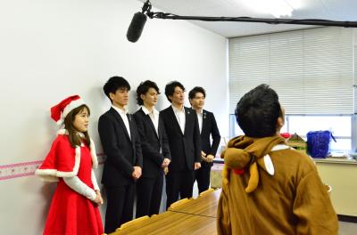 学生広報サポーターの山崎さん（左）が「Le Velvets」のメンバーにインタビューする様子
