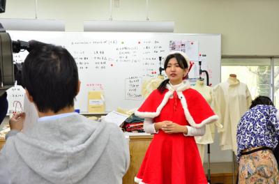 学生広報サポーターの野上さんがファッションショー「Christmas Creation 2019」の製作現場を取材する様子