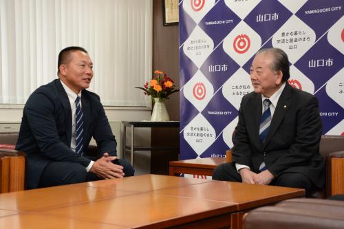 大会への出場を報告する藤村選手（左）と市長