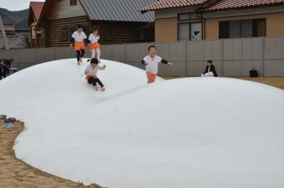 屋外のふわふわドームではしゃぐ子ども達